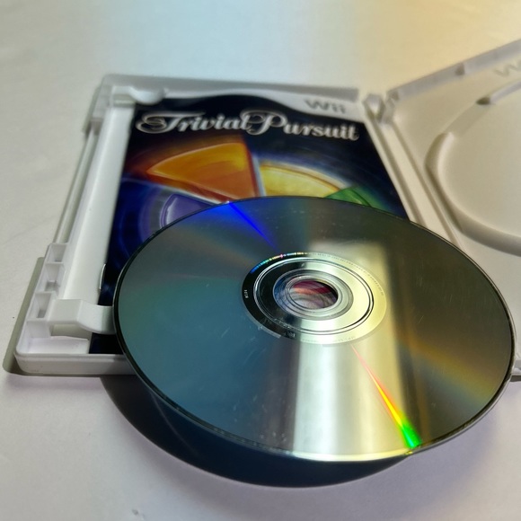 Trivial Pursuit Nintendo Wii EA Videogame 2007 Complete with Manual Fun - Picture 3 of 3